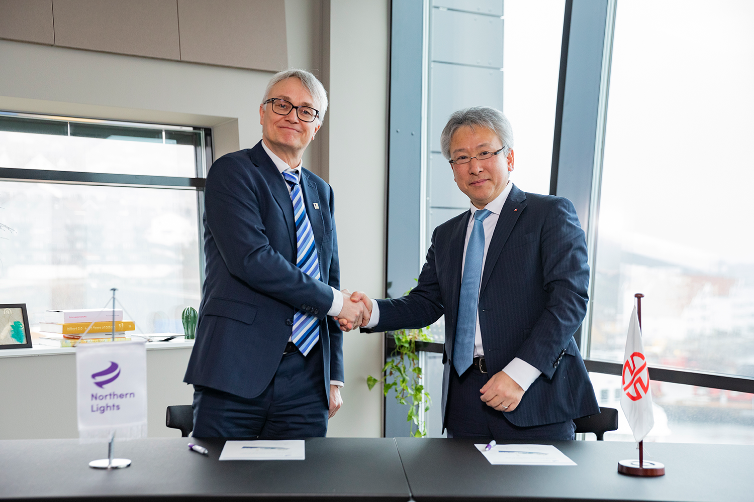 From left:
Northern Lights JV DA：Børre Jacobsen (Managing Director)
“K” LINE：Satoshi Kanamori (Managing Executive Officer)