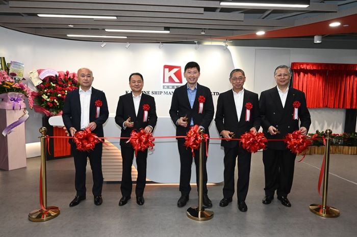(Cutting of ribbon by Senior Minister of State, Mr. Chee Hong Tat as Guest of Honour and KMSM Management)