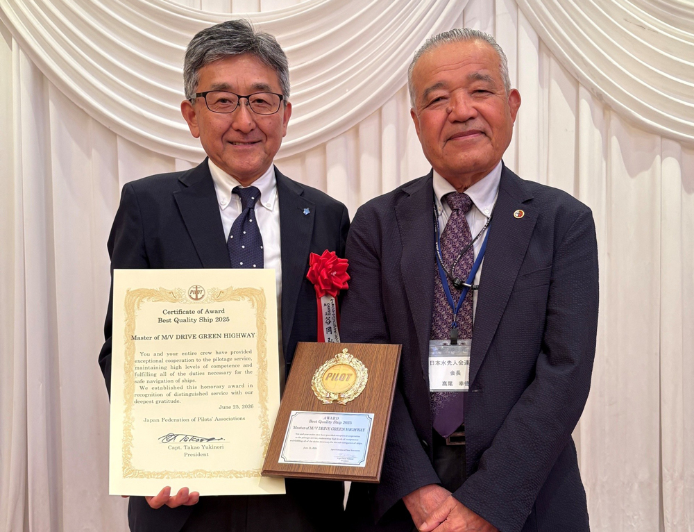 From left: 
Hiroshige Tanioka, President & C.E.Officer, “K” Line RoRo Bulk Ship Management Co., Ltd.
Capt. Yukinori Takao, President, JAPAN FEDERATION OF PILOTS’ASSOCIATIONS
