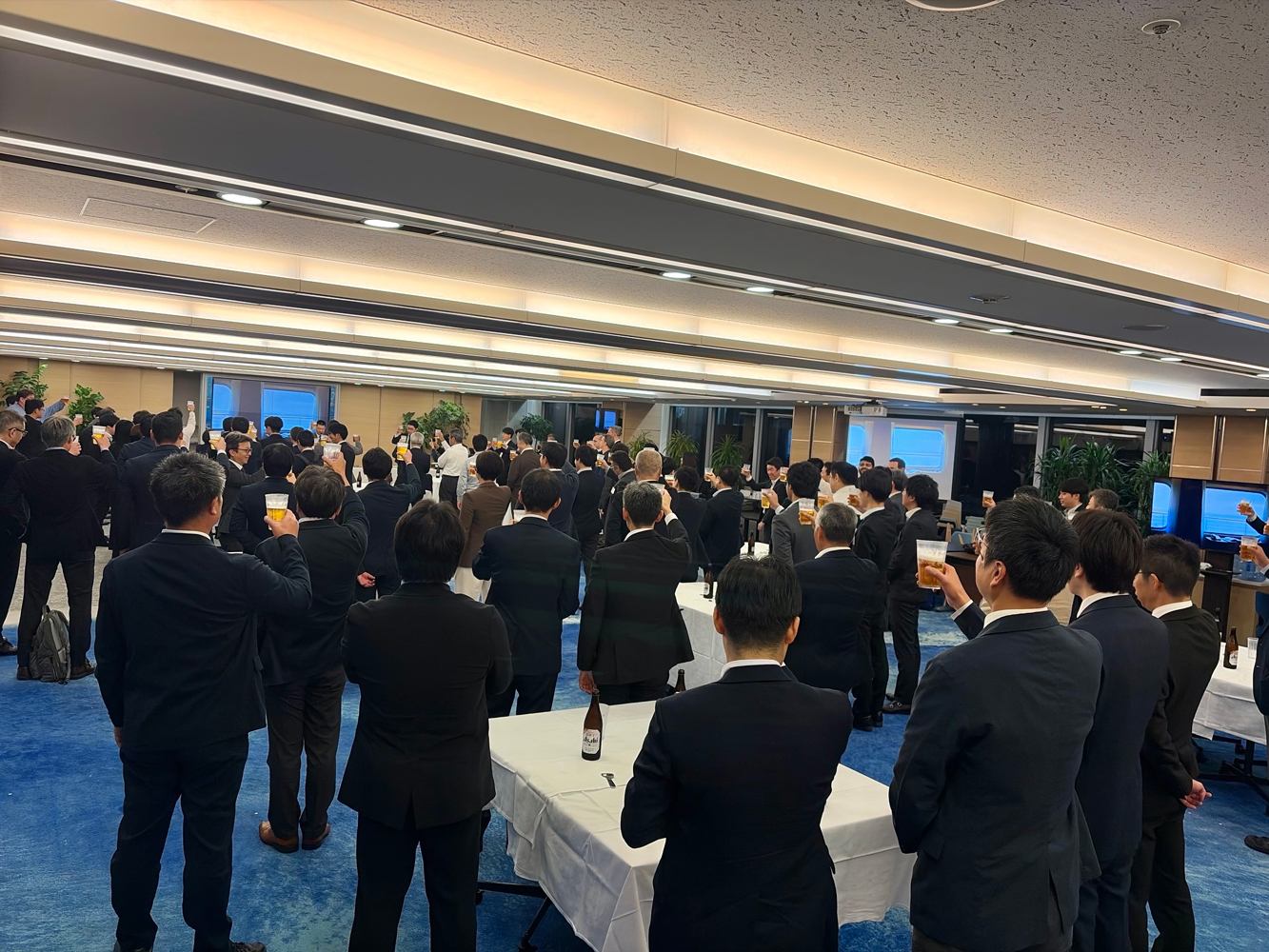 【Participants networking at the reception】