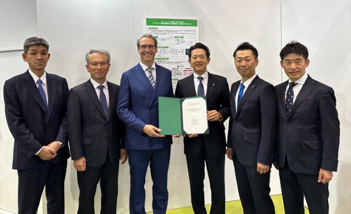 From left:
Sato Yoshinori, Executive Officer, NS United Kaiun Kaisha, Ltd.
Tanaka Ichiro, Director, MITSUI E&S Co., Ltd.
Daniel Struckmeier, Managing Director, MAN Energy Solutions Japan Ltd.
Higaki Kiyoshi, President, NIHON SHIPYARD CO., LTD.
Ikeda Shingo, Executive Officer, Kawasaki Kisen Kaisha, Ltd.
Ozeki Hirohiko, General Manager of Marine Department, ITOCHU Corporation