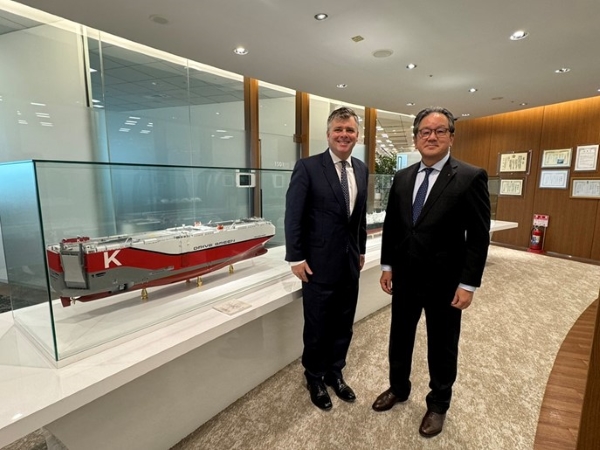 (Right) Yukikazu Myochin, President & CEO, “K” LINE,
(Left)　Ben Palmer, President, Inmarsat Maritime
