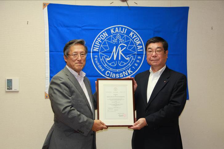(Class NK Vice President Koichi Fujiwara delivers the certificate to “K” Line Senior Managing Executive Officer Captain Masami Sasaki)