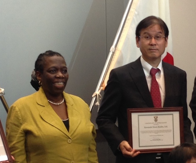 left: Ms. Mbele, Minister Plenipotentiary, Embassy of the Republic of South Africa,<br/>right: Mr. Yamauchi, Managing Executive Officer, Kawasaki Kisen Kaisha, Ltd.