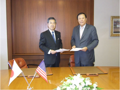 Left; Mr. Kenichi Kuroya, "K" Line
Right; Mr. Richard Chu, ATEC