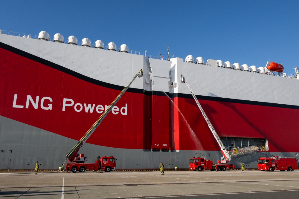 訓練の様子、はしご車での救助