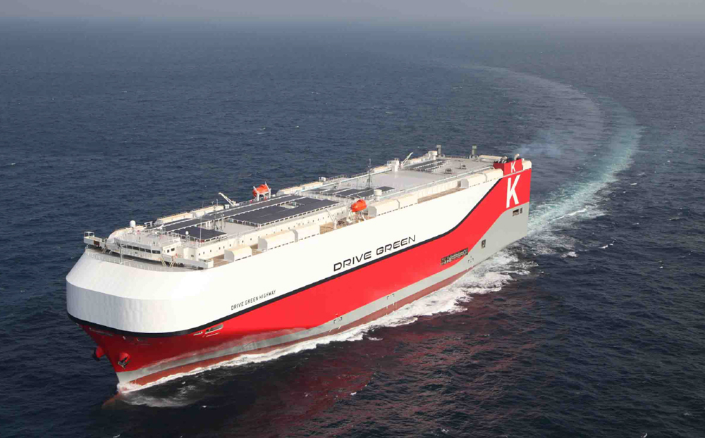 【自動車船「DRIVE GREEN HIGHWAY」】
全長：199.99m
全幅：37.5m
総トン数：76,371トン
自動車積載台数：7500台
