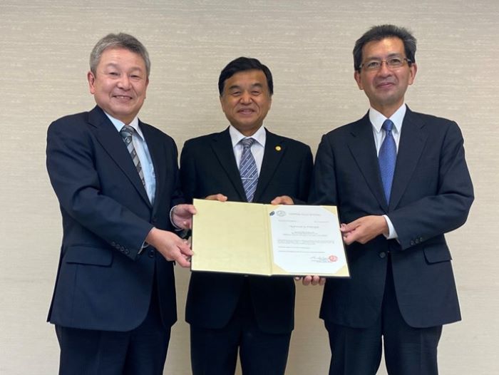 (AIP授与式の様子)
( 左から )
一般財団法人日本海事協会　業務執行理事　副会長　重見利幸様
株式会社新来島どっく　取締役　常務執行役員　技術設計本部長　田中義雄様
川崎汽船株式会社　執行役員　造船技術グループ長　中野豊久