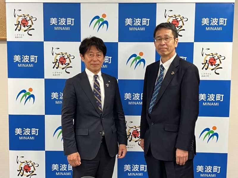左から）美波町長　影治信良氏　当社関西支店長　下垣竜一郎　