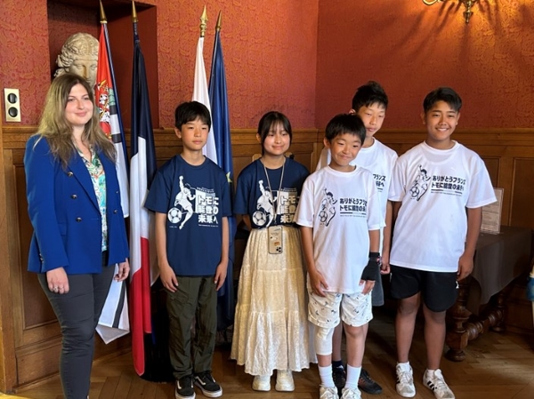 Emelie Bourdon議員と中学生