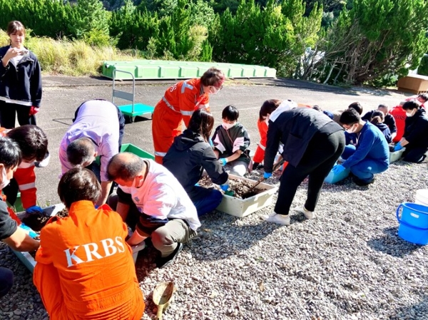 資材作成、投入の様子