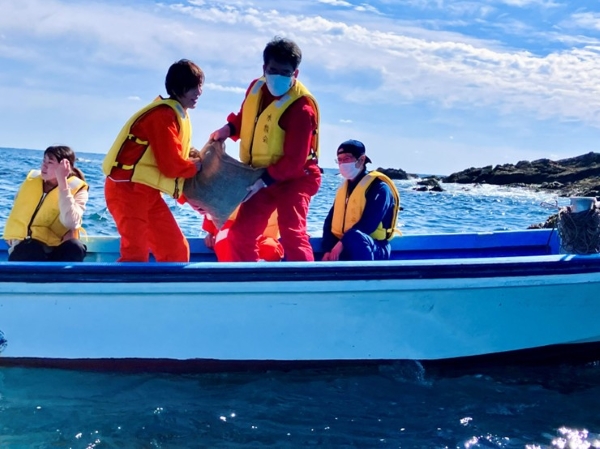 資材作成、投入の様子