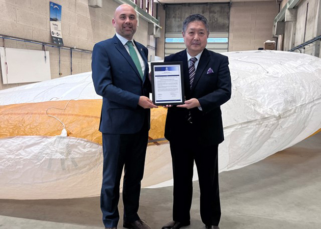 【BVの鑑定書授与式の様子】
（撮影場所：OCEANICWING社本社、カイトとともに）