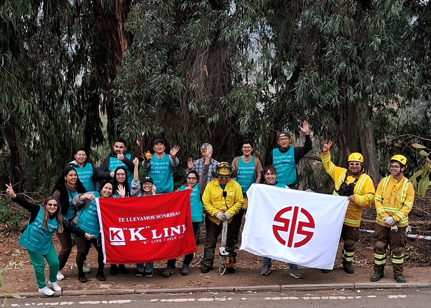 "K" Line Chile Ltda社員による清掃活動の記念写真