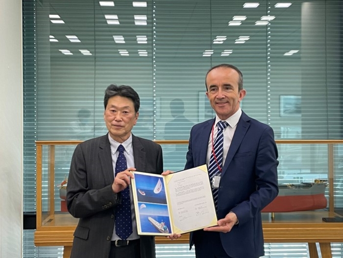 右より
AIRSEAS社 CEO Vincent Bernatets
川崎汽船株式会社 常務執行役員　新井 大介

