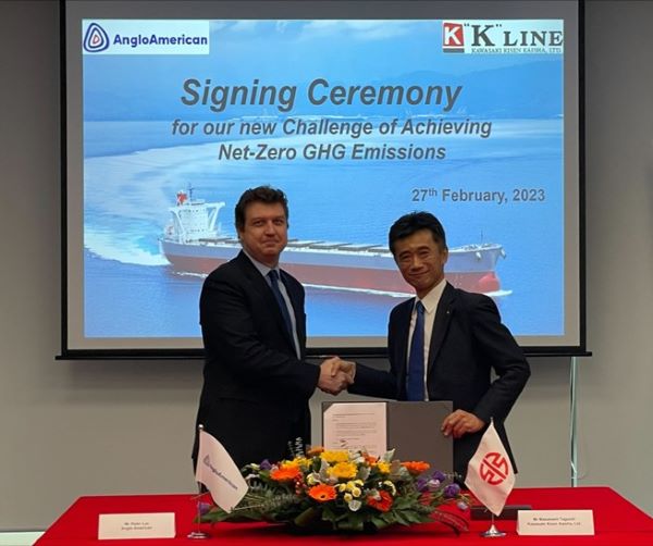 左より
Anglo American社：Peter Lye(Head of Shipping)
川崎汽船：常務執行役員　田口雅俊
