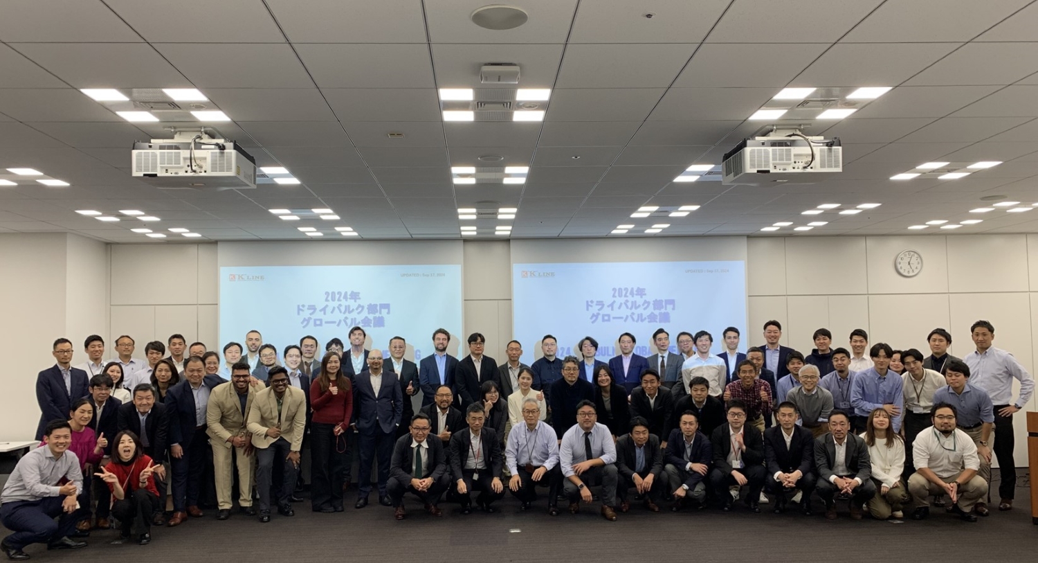 会議後の集合写真