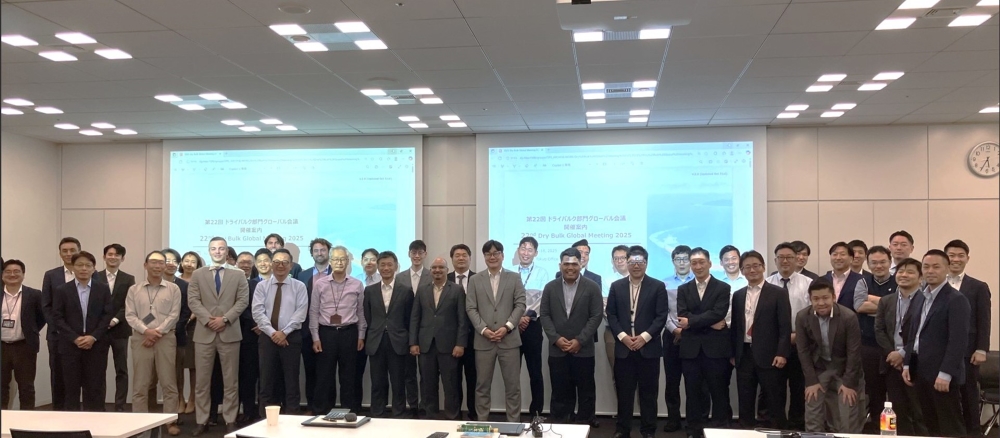 会議後の集合写真