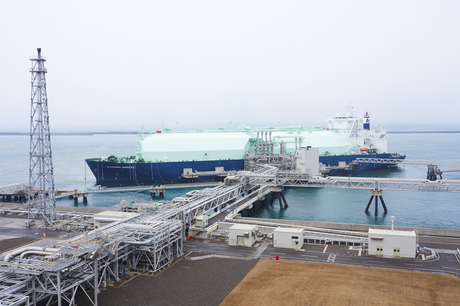 直江津LNG基地に初入港したOCEANIC BREEZE