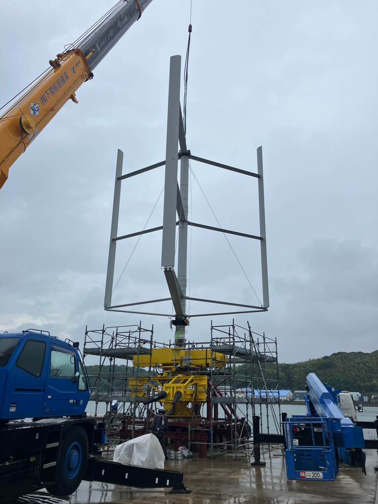 浮遊軸型風車(FAWT)小型実験機 陸上試験