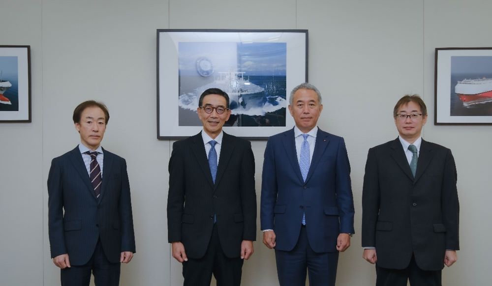 右から
株式会社シップデータセンター　池田　靖弘　社長
川崎汽船株式会社　浅野　敦男　副社長
一般財団法人日本海事協会　坂下　広朗　会長
川崎汽船株式会社　佐々木　丈一　理事