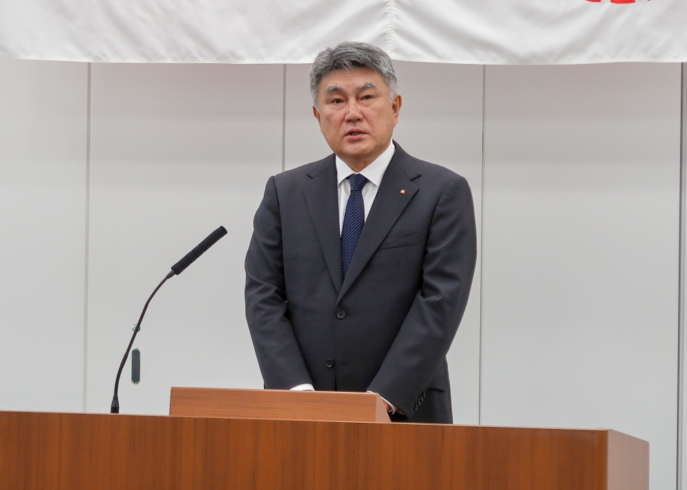 社長スピーチ中の写真