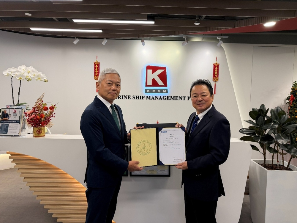 左より
NIPPON KAIJI KYOKAI SINGAPORE PTE. LTD. – Managing Director 脊戸康吏
K MARINE SHIP MANAGEMENT PTE. LTD. – Chief Executive Officer 福田祥司