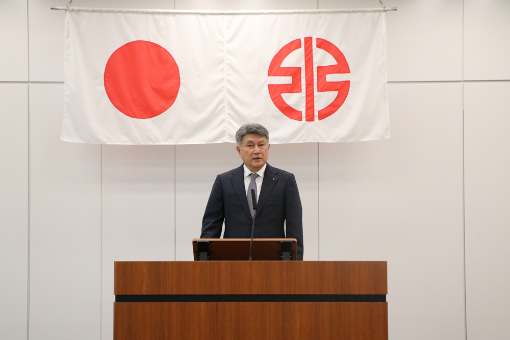 【あいさつする五十嵐社長】