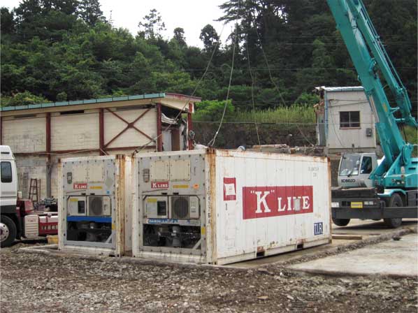 （大船渡市に到着し設置される冷凍コンテナ）