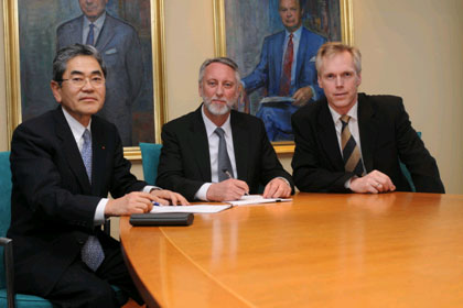 写真 左：川崎汽船㈱ 鈴木副社長、中央：Biowood社 Olsen会長　右：Biowood社 Askheim社長 