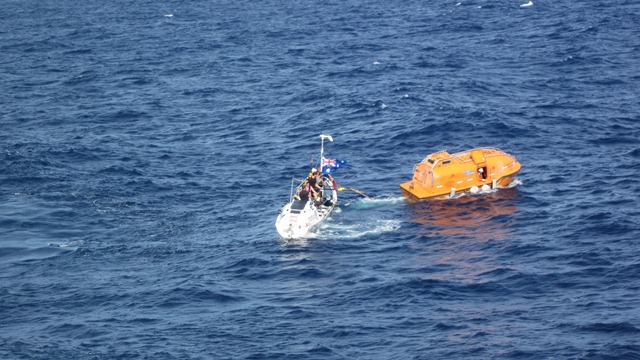 AVALONの負傷乗組員の救助に向かうNORDIC RIVERの救助艇