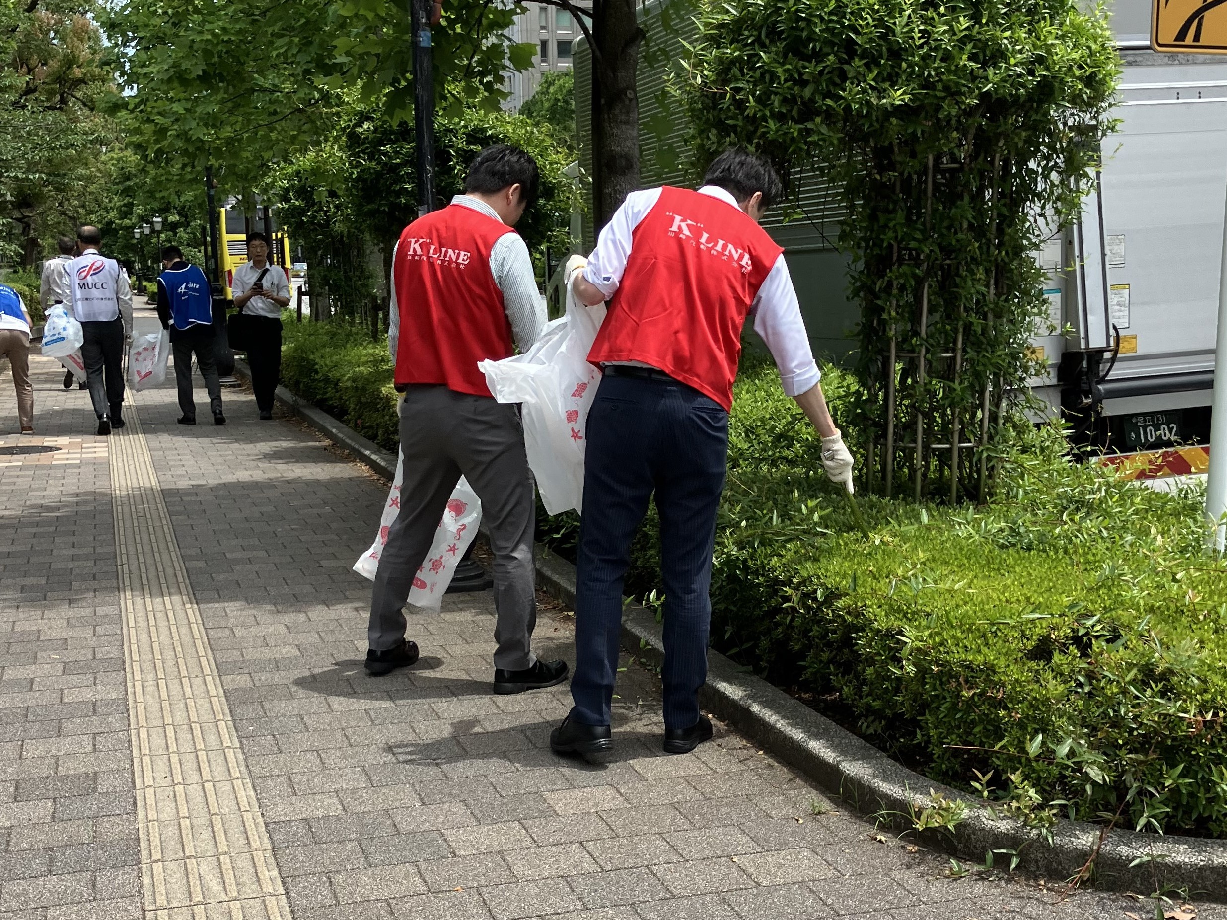 ゴミ拾い活動を行う当社社員
