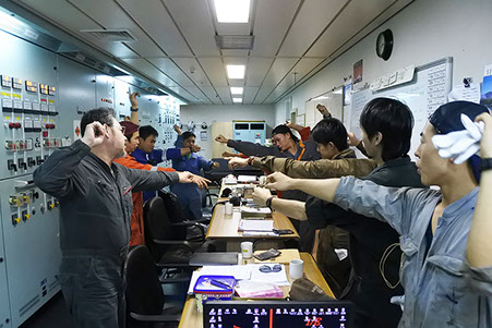 船内の船員たちの様子